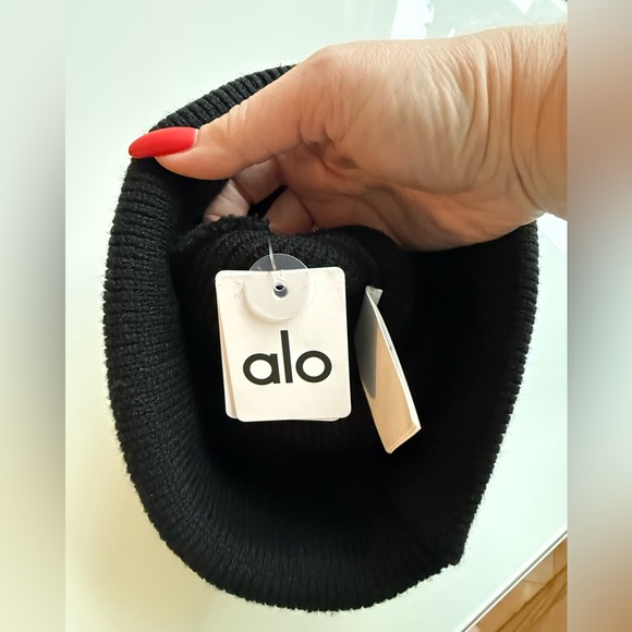 ALO Yoga Beanie - Picture 3 of 8